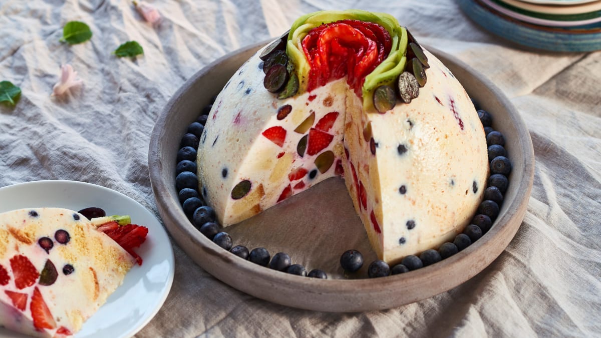 Biskvito ir uogų desertas