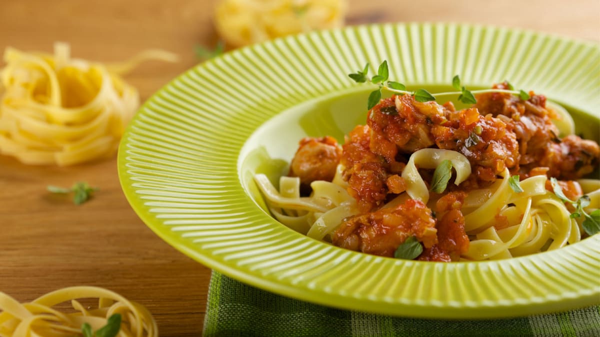 Troškinta triušiena su makaronais