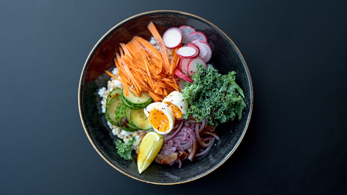 Dārzeņu poke bļoda ar olu