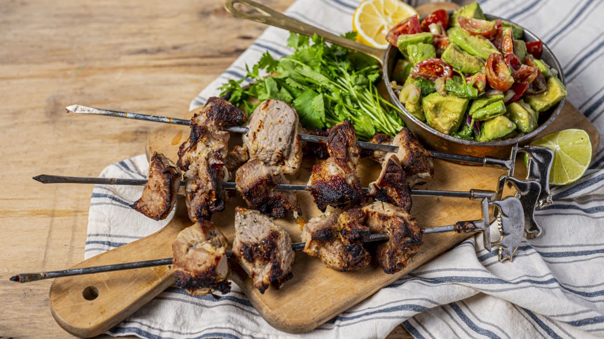 Cūkgaļas šašliks ar avokado salātiem