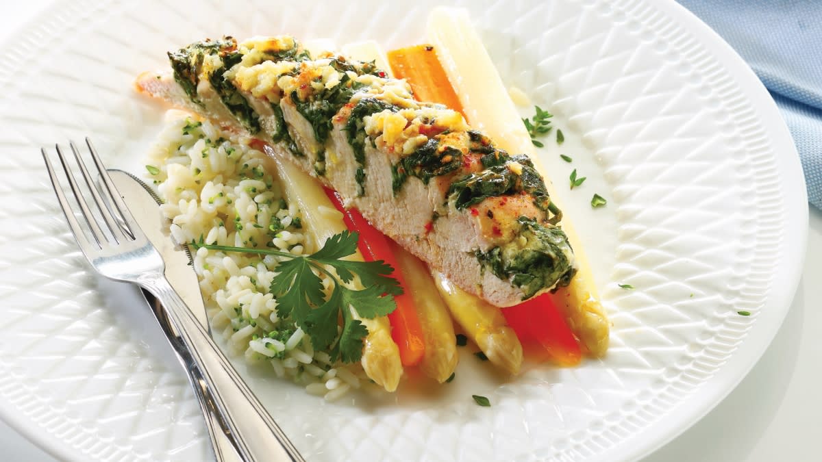 Ožkų sūriu ir špinatais įdaryta vištos krūtinėlė Hasselback