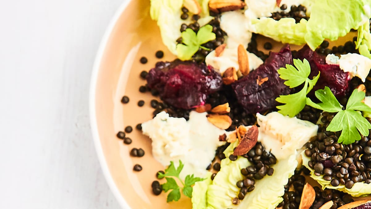 Ceptu biešu un lēcu salāti