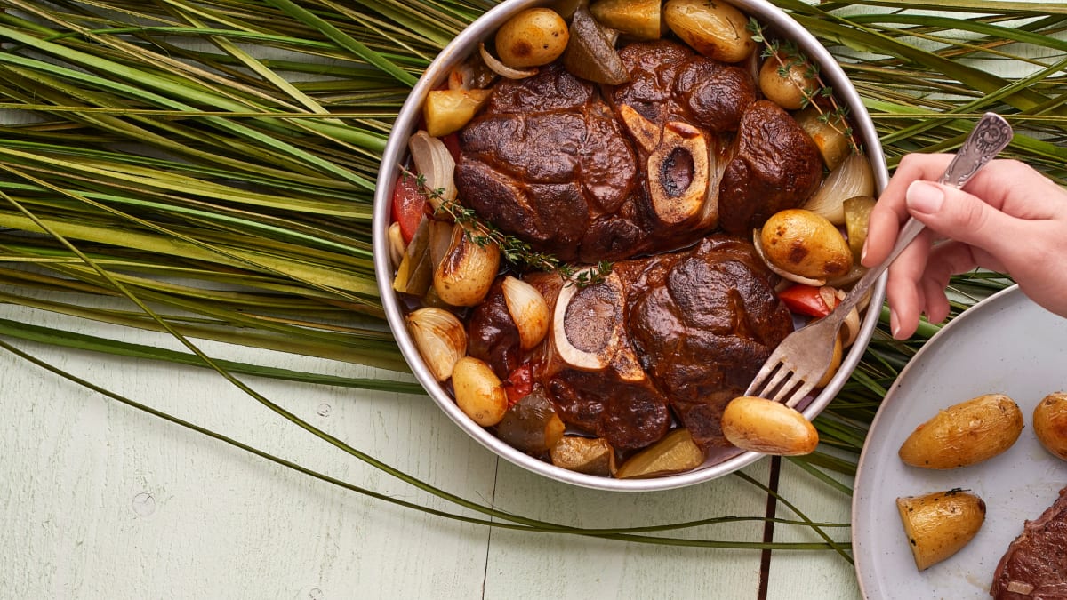 Jautienos kulninė, troškinta su raugintais agurkais ir bulvėmis