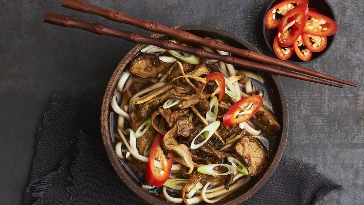 Seene-ramen shiitake-seente ja austerservikutega