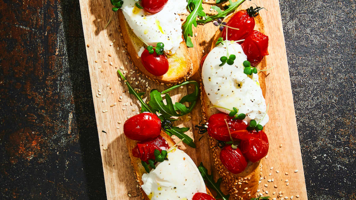 Brusketa ar burrata sieru un tomātiem