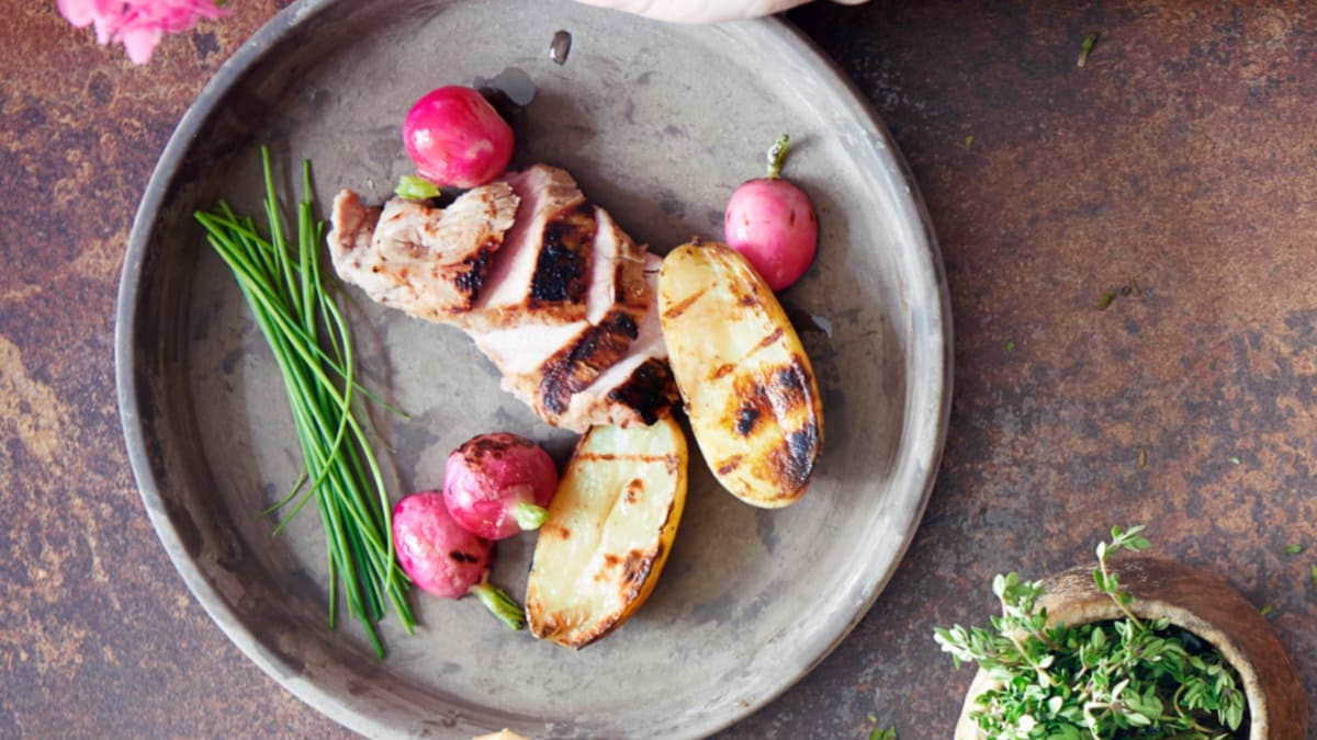 Kiaulienos išpjova, marinuota česnakų ir pasukų marinatu