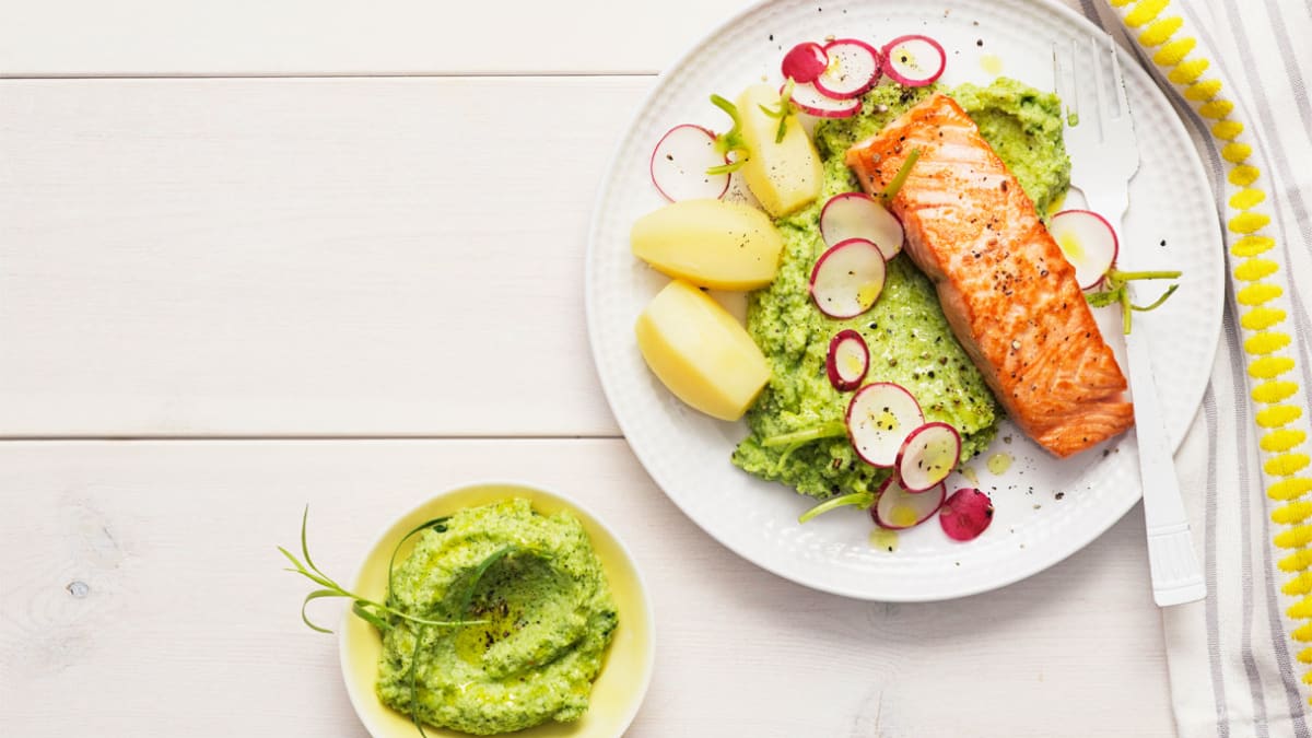 Lašiša su brokolių tyre ir peletrūnais