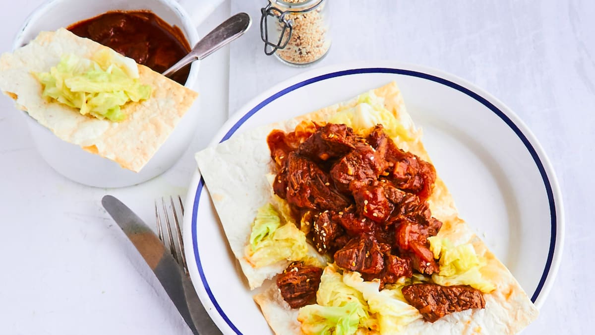 Lēni gatavota liellopa gaļa tomātu mērcē