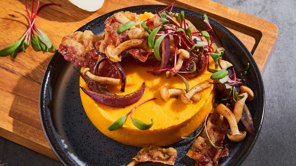 Sakņaugu biezenis ar kraukšķīgo bekonu