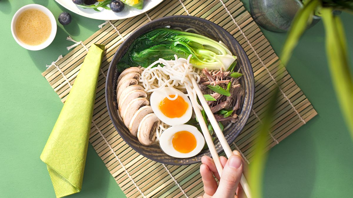 Japoniški makaronai ramen su plėšyta antiena