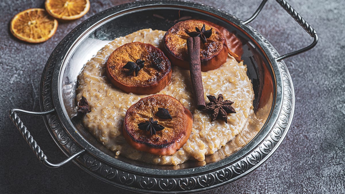 Vegāniskais rīsu pudiņš ar krāsnī ceptu hurmu