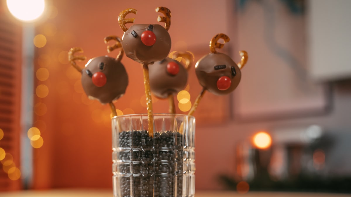 Ziemeļbriežu kūciņas uz kociņa jeb cake pops