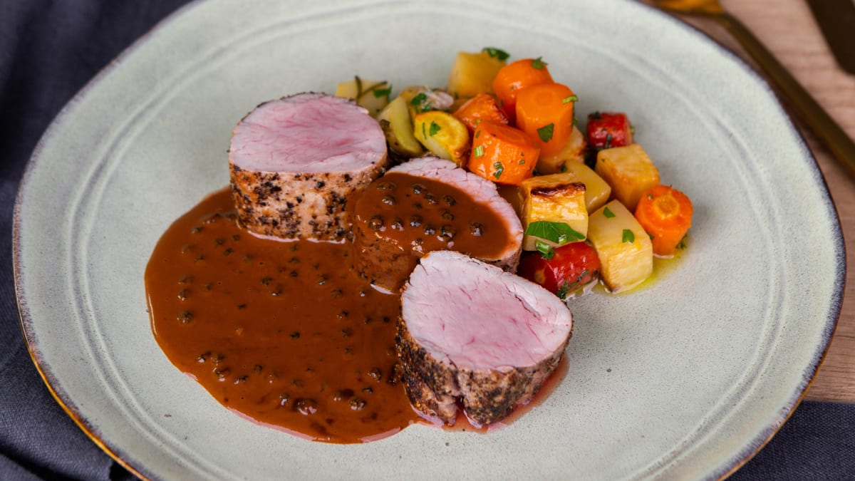 Piparotā cūkgaļas fileja ar cepešsaknēm