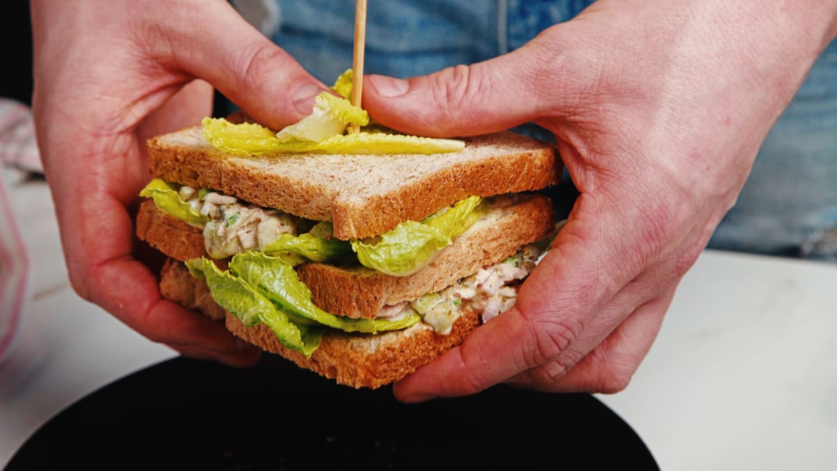 Tunča salātu sendvičs