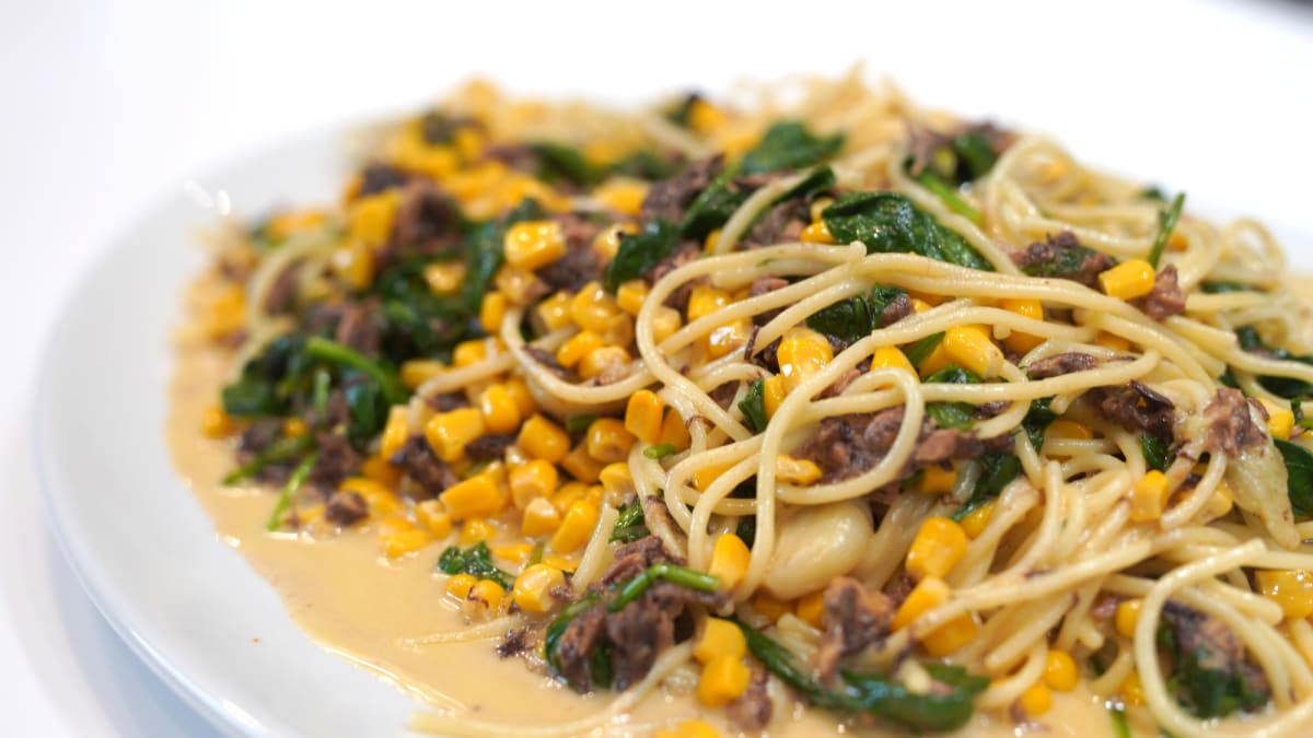 Pasta “tuncis spinātu mērcē”