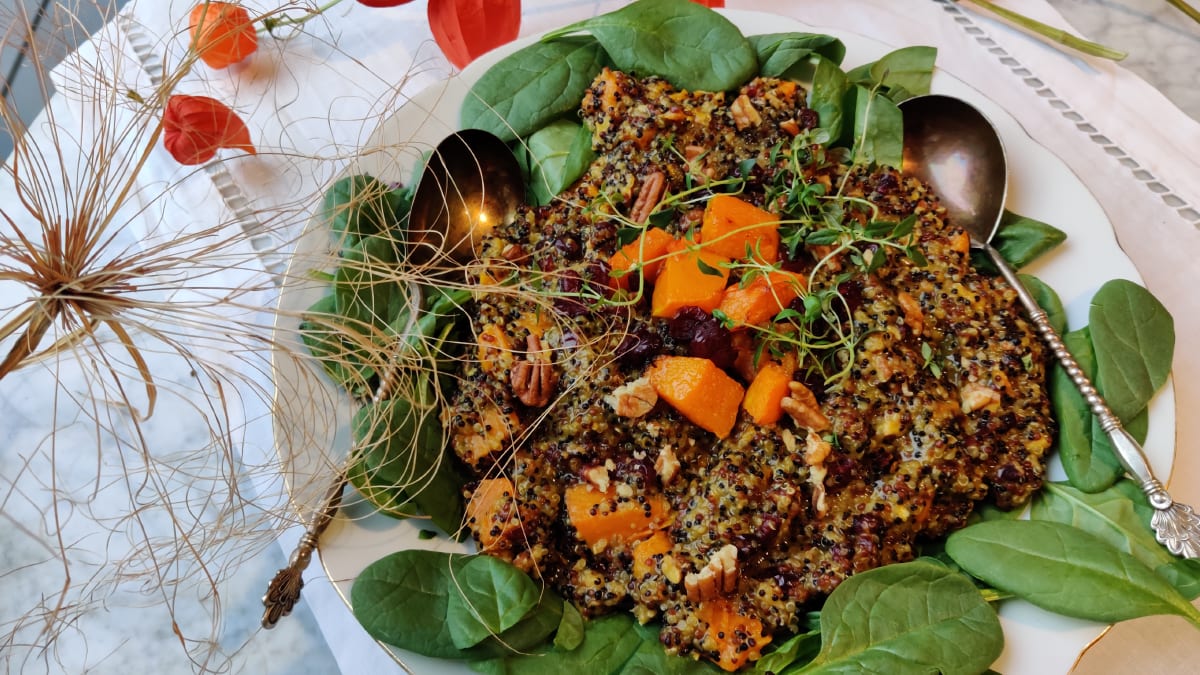 Kõrvitsa ja kinoa salat kõrvitsa-tüümiani kastmega