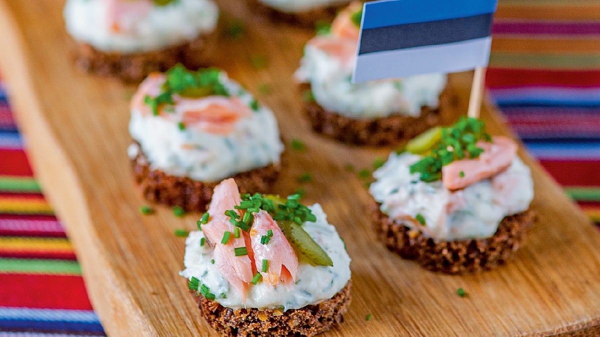 Leivasuupisted kuumsuitsulõhe vahuga