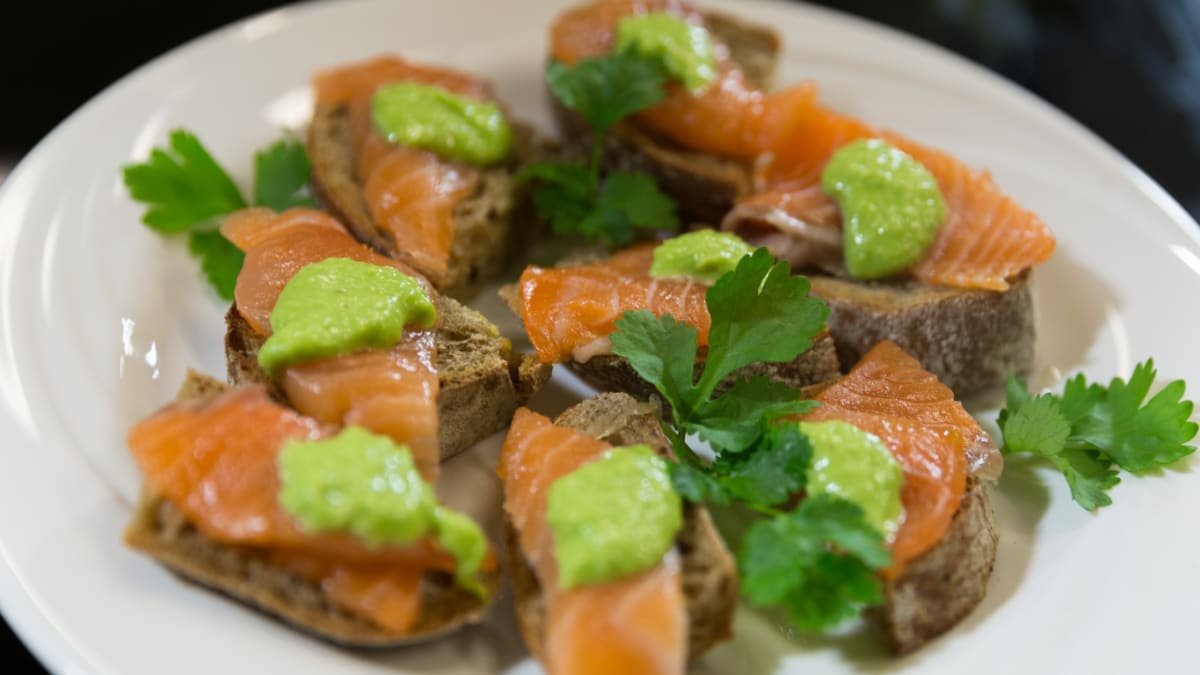 Mazsālīts vai žāvēts lasis ar Vasabi mārrutkiem