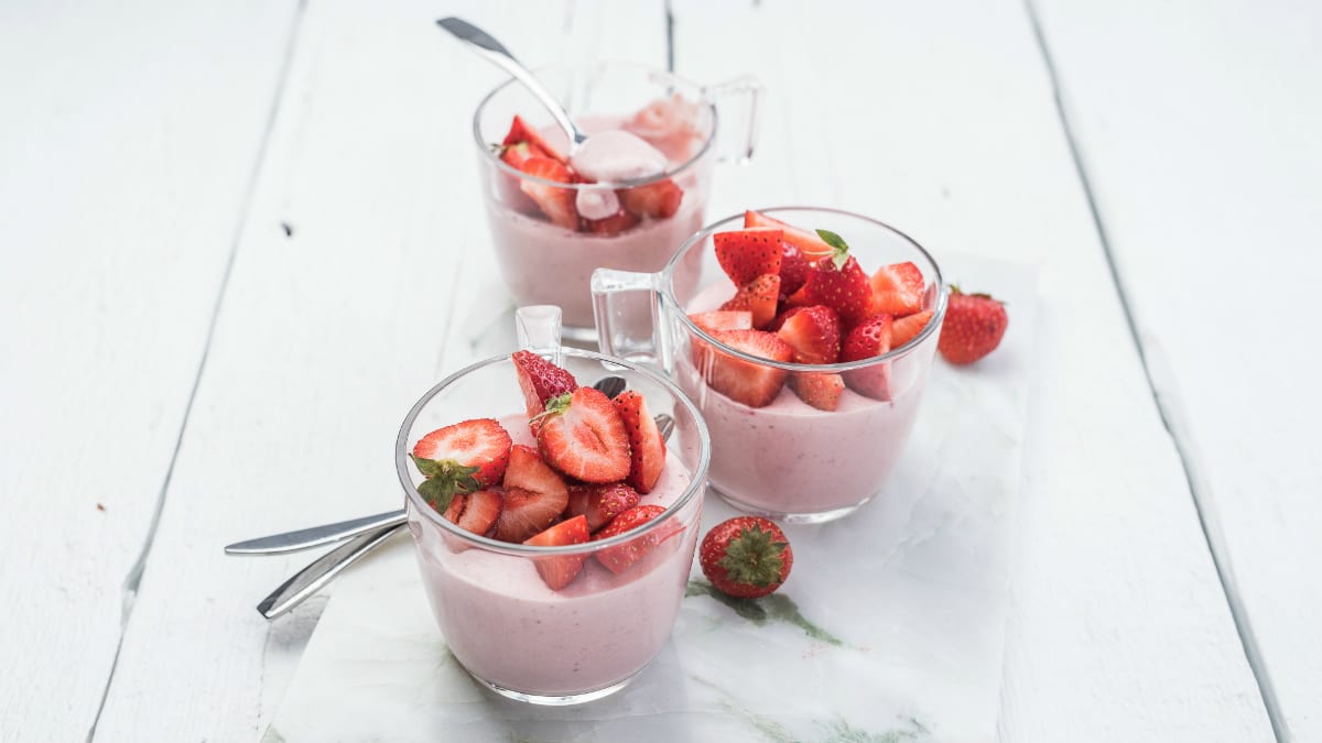 Jogurti panna cotta maasikate ja banaanidega