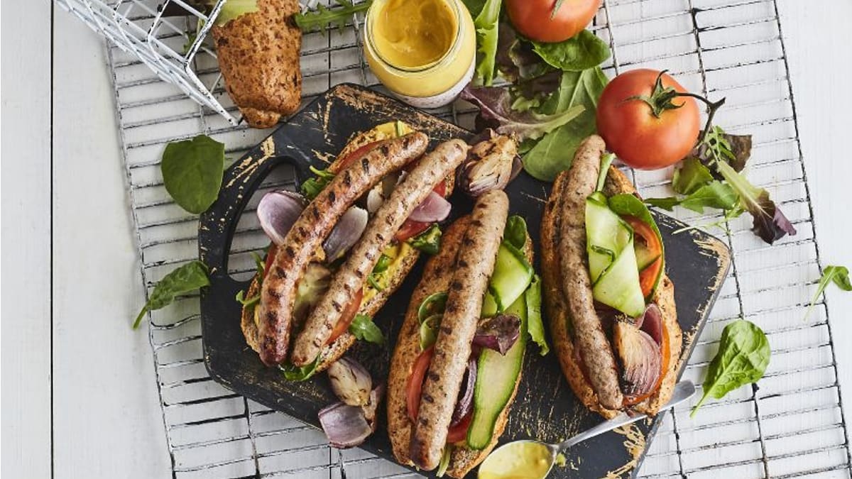 Kupātu hot dogs ar fiksiem gurķīšiem