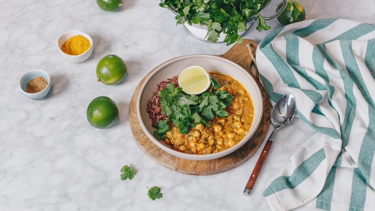 Kikerherne pada punase riisi ja koriandriga