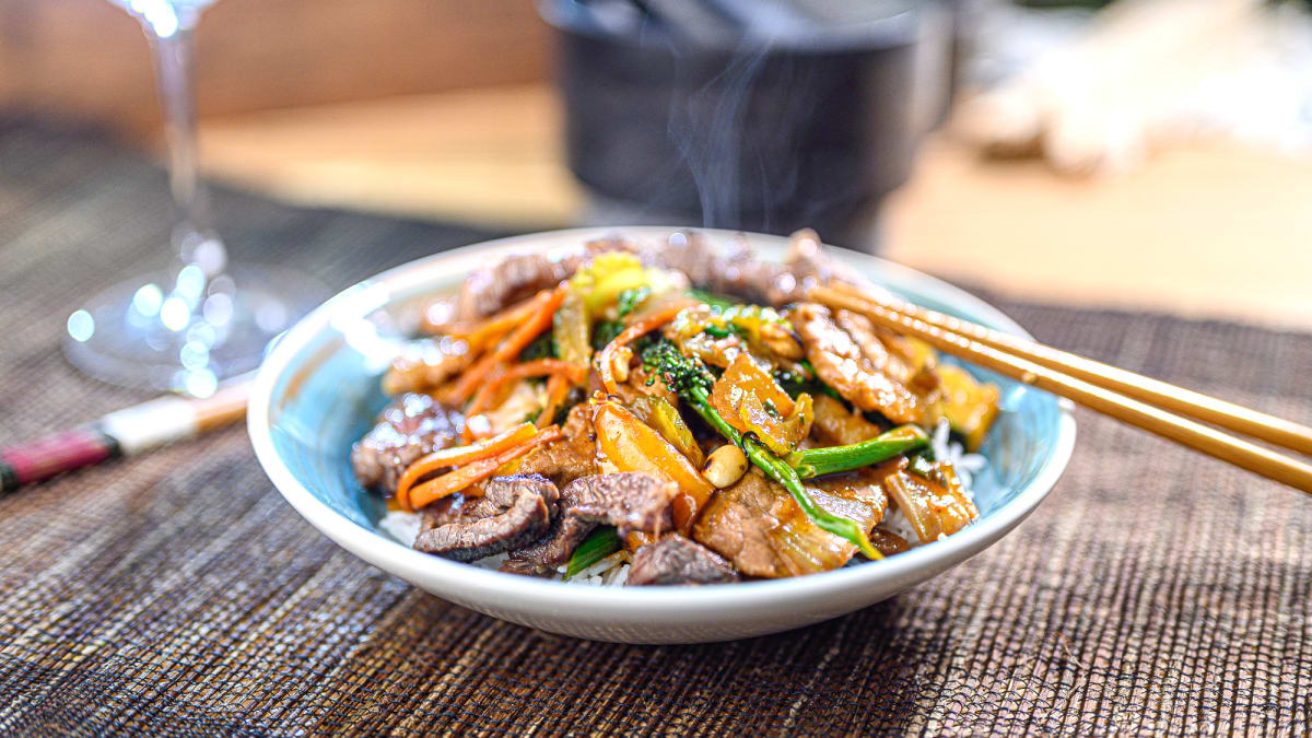 Cūkgaļas woks ar rīsiem un riekstu mērci