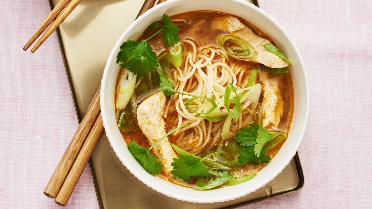 Kana-ramen koriandri ja küüslauguga