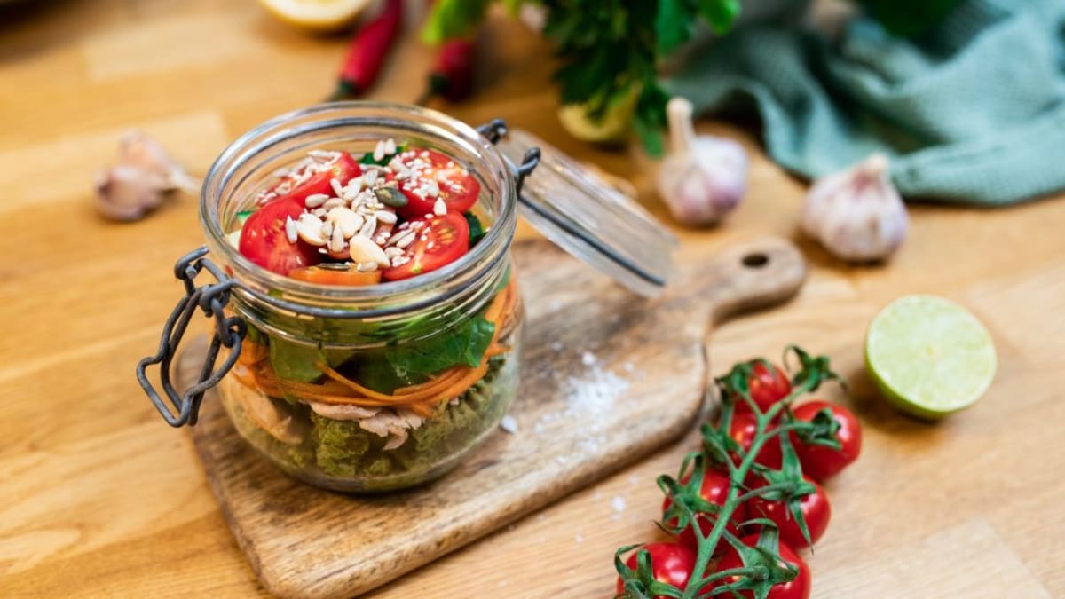 Purgilõuna basiilikupesto, pasta, ahjukana ja köögiviljadega 