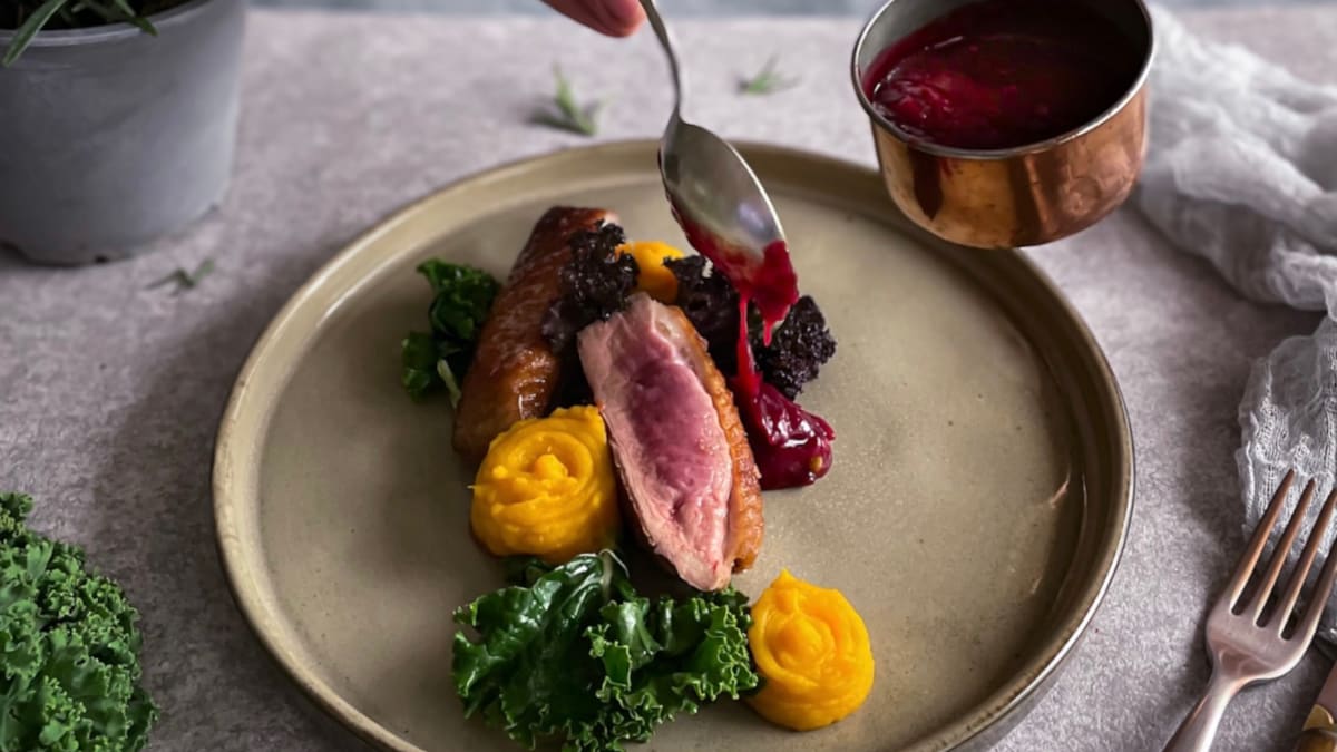 Karamelline pardirind kõrvitsakreemi ja lehtkapsaga