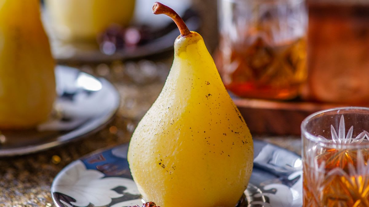 Valges veinis jõuluvürtsidega hautatud pirnid 