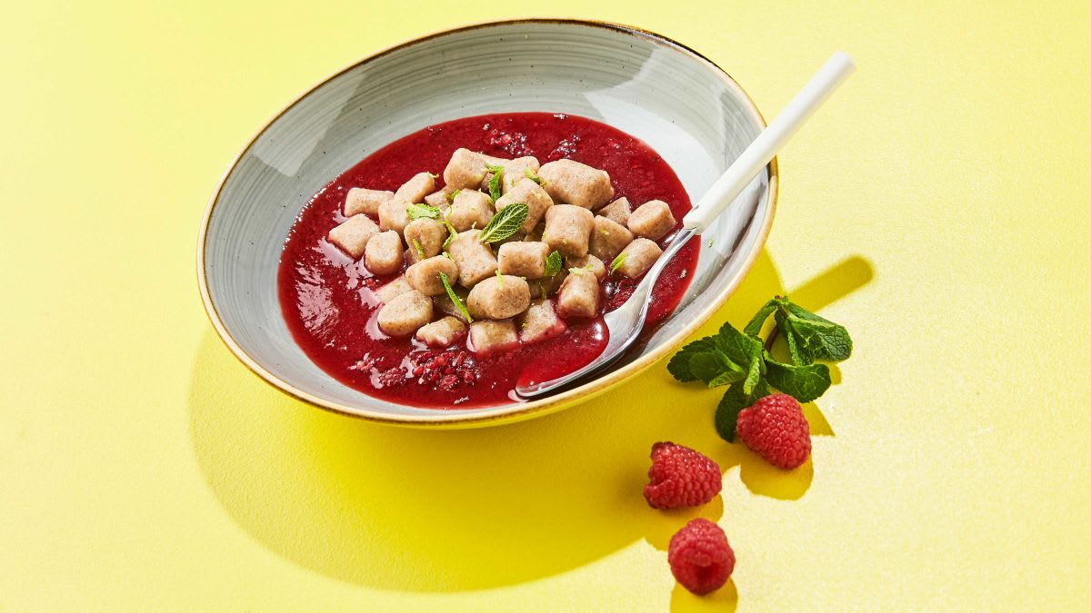 Biezpiena klimpas ar aveņu mērci