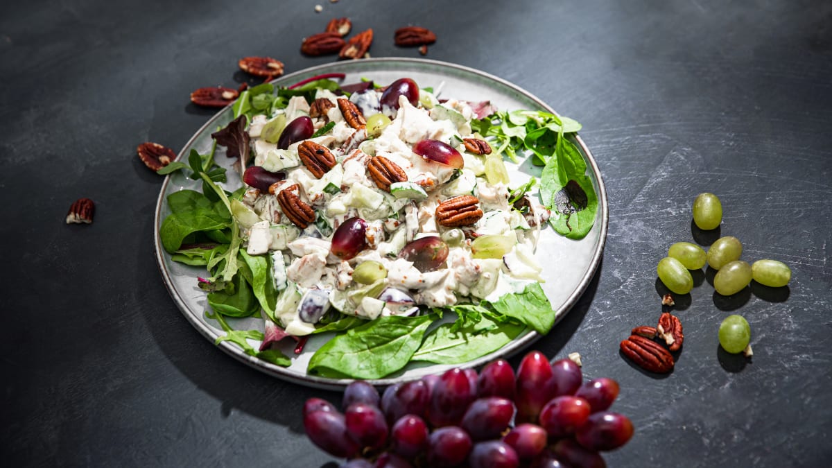 Karsti kūpināta cāļa salāti ar vīnogām un pekanriekstiem
