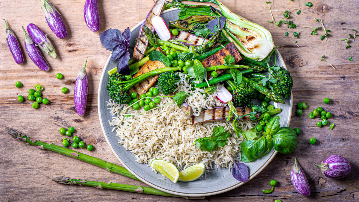 Ķiploku rīsi ar grilētu tofu un dārzeņiem