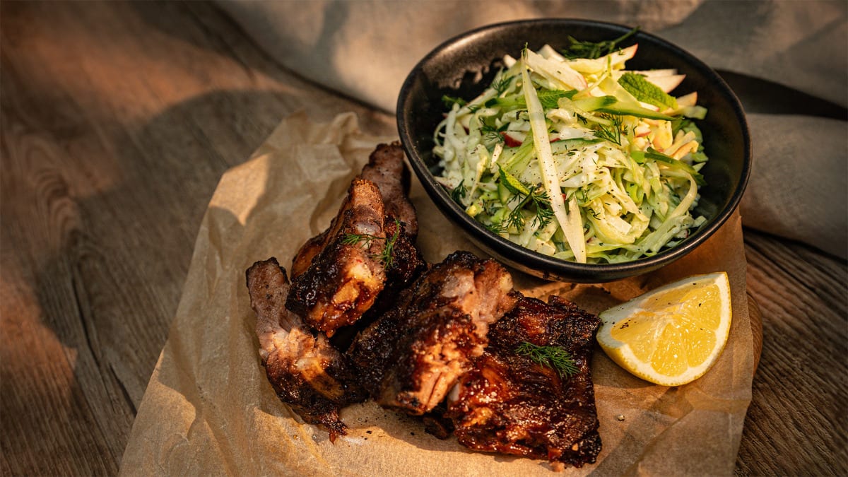 Ribiņas ar kraukšķīgiem kāpostu salātiem