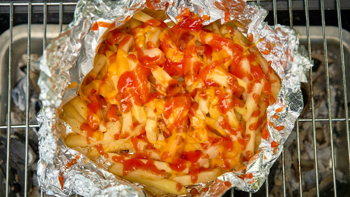 Pikantie frī kartupeļi siera mākonī