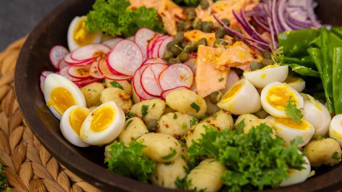 Kartupeļu klimpu salāti ar tvaicētu paliju