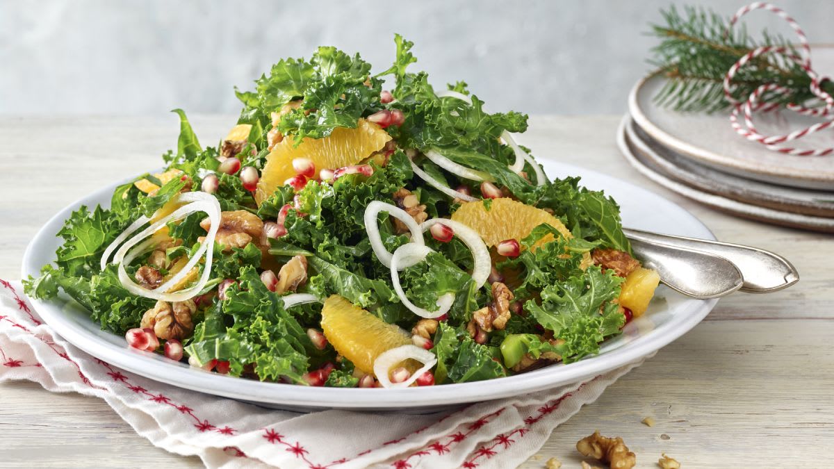 Svaigu lapu salāti ar granātābolu un valriekstiem