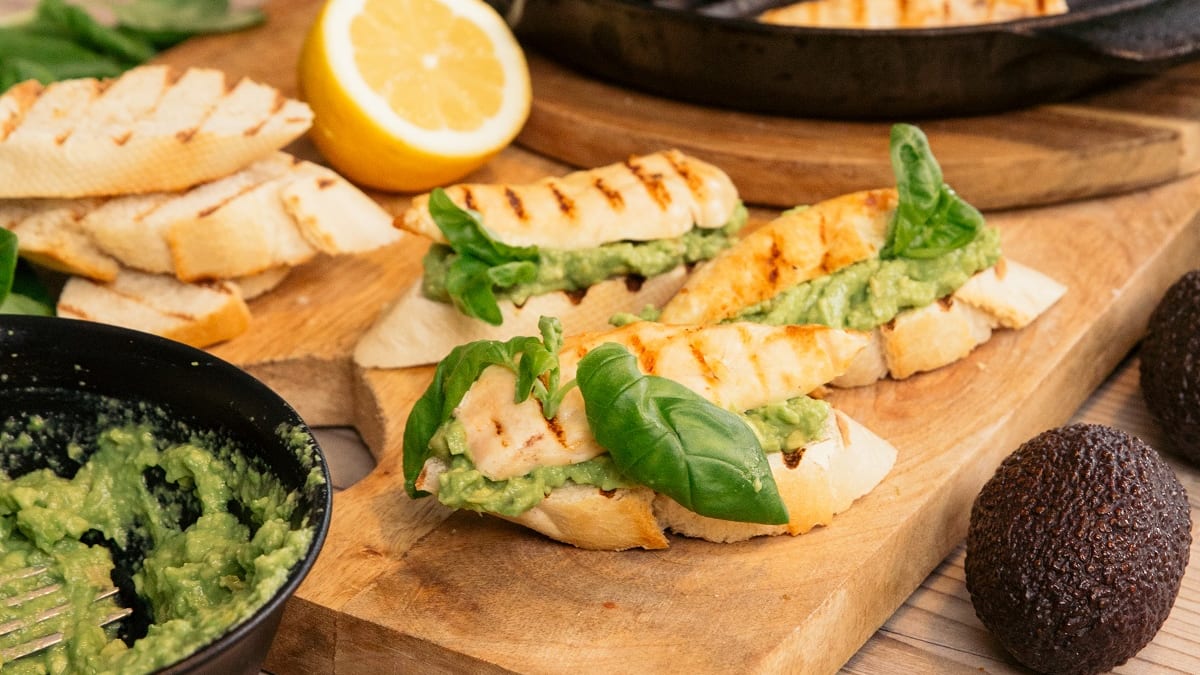 Kana bruschetta avokaado määrdega