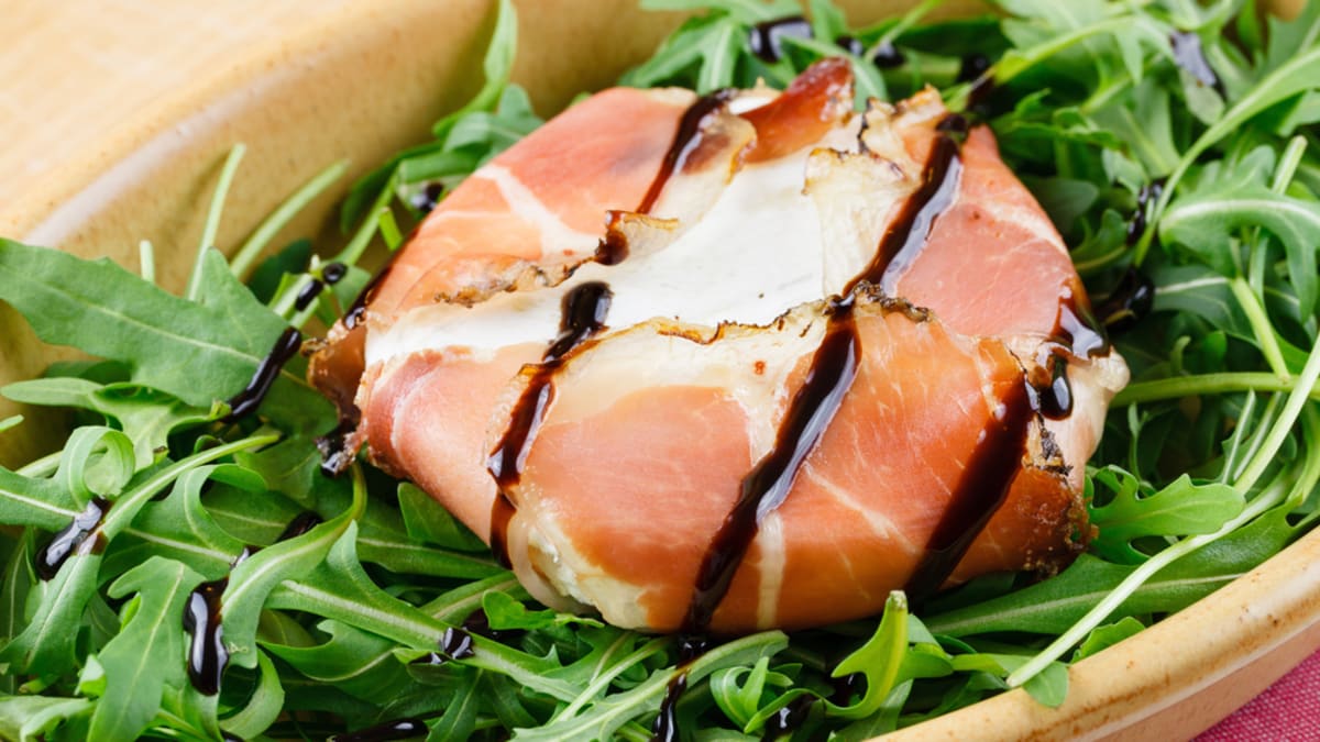 Bekonā cepts Brī siers ar rozmarīnu