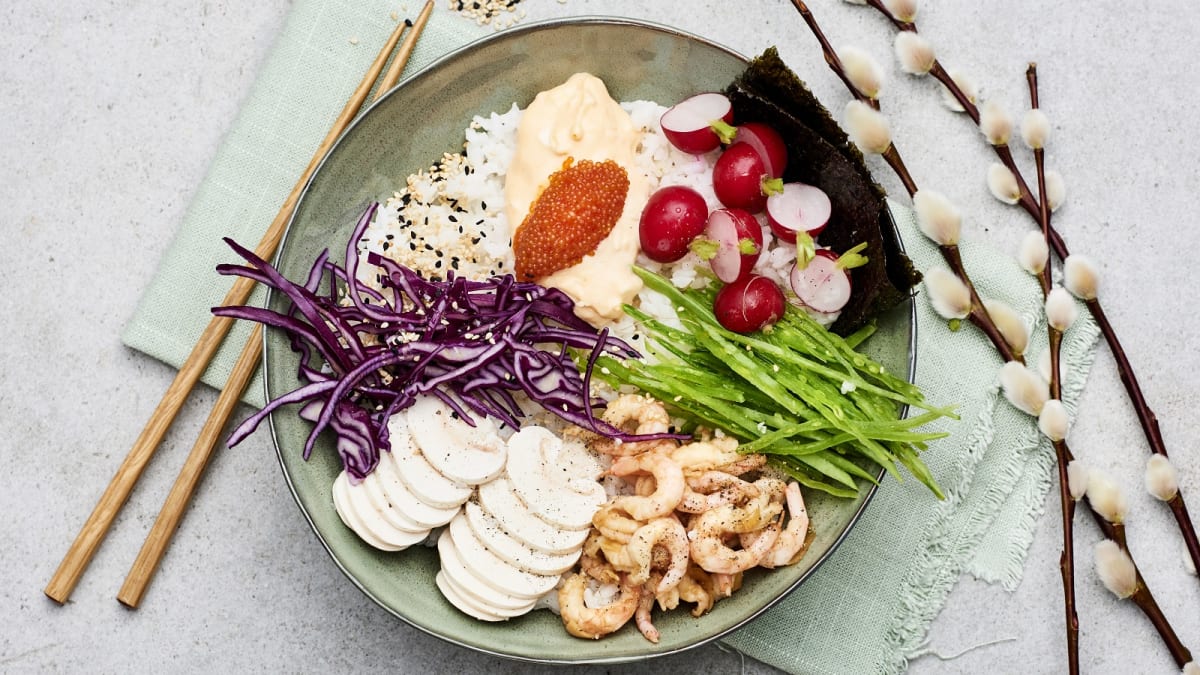 Kalasalatikauss kuumsuitsulõhe või krevettidega