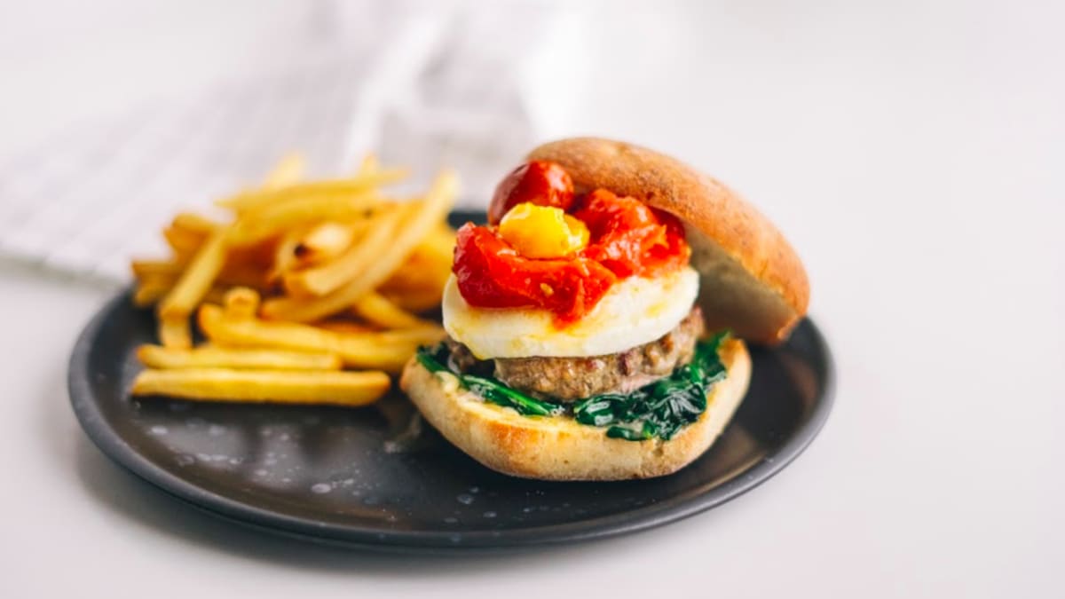 Burgeri ar mocarellu un krāsnī ceptiem tomātiem