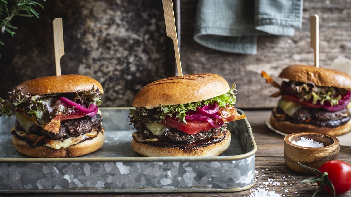 Burger peekoni ja marineeritud sibulaga