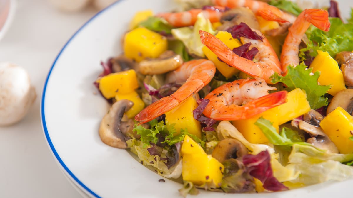 Mango un garneļu salāti