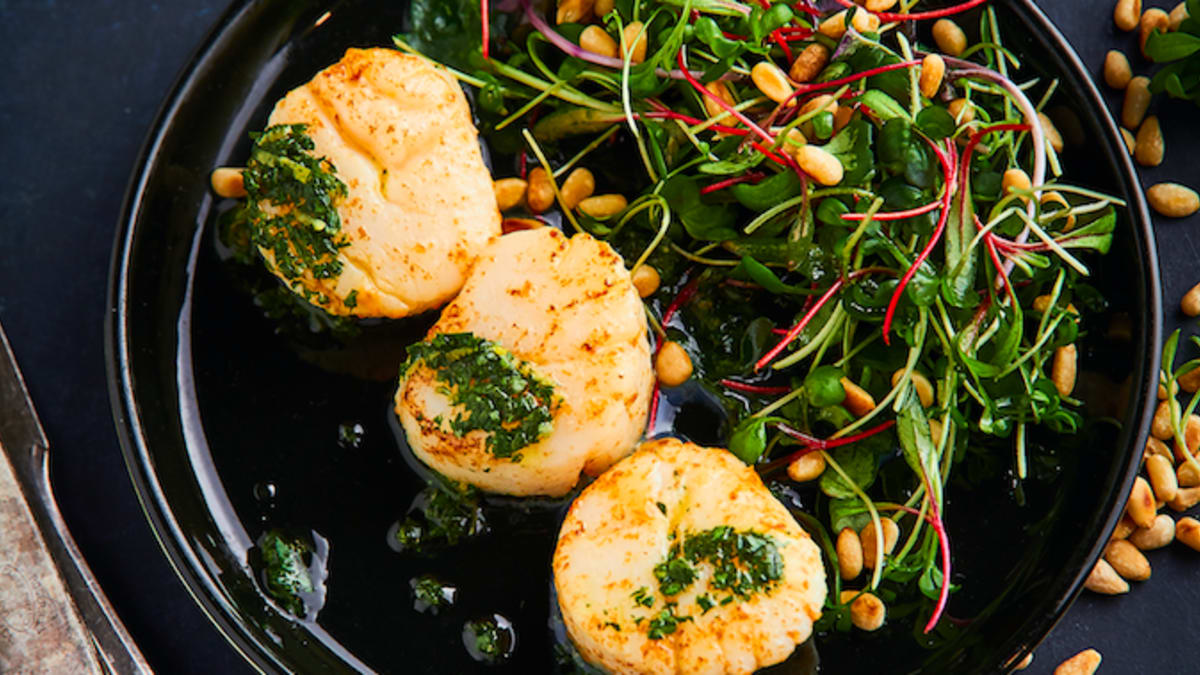 Sviestā ceptas jūras ķemmītes ar mikrosalātiem