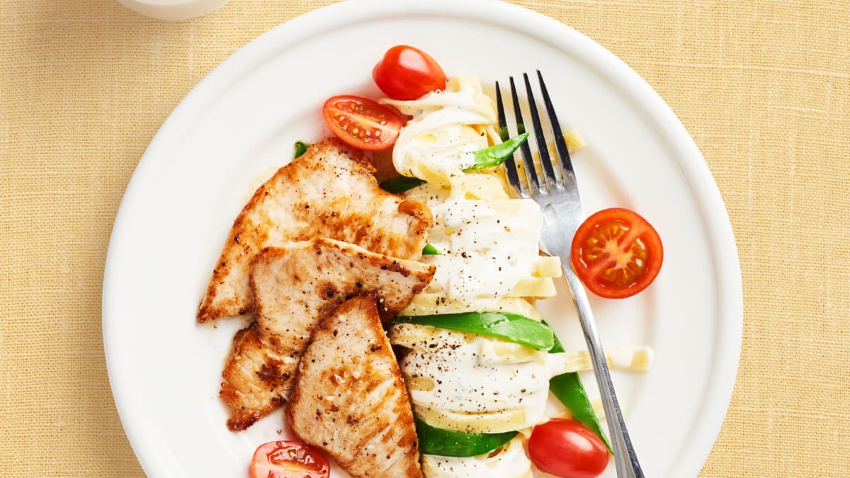 Kalkun suhkruherneste ja kreemja tagliatellega