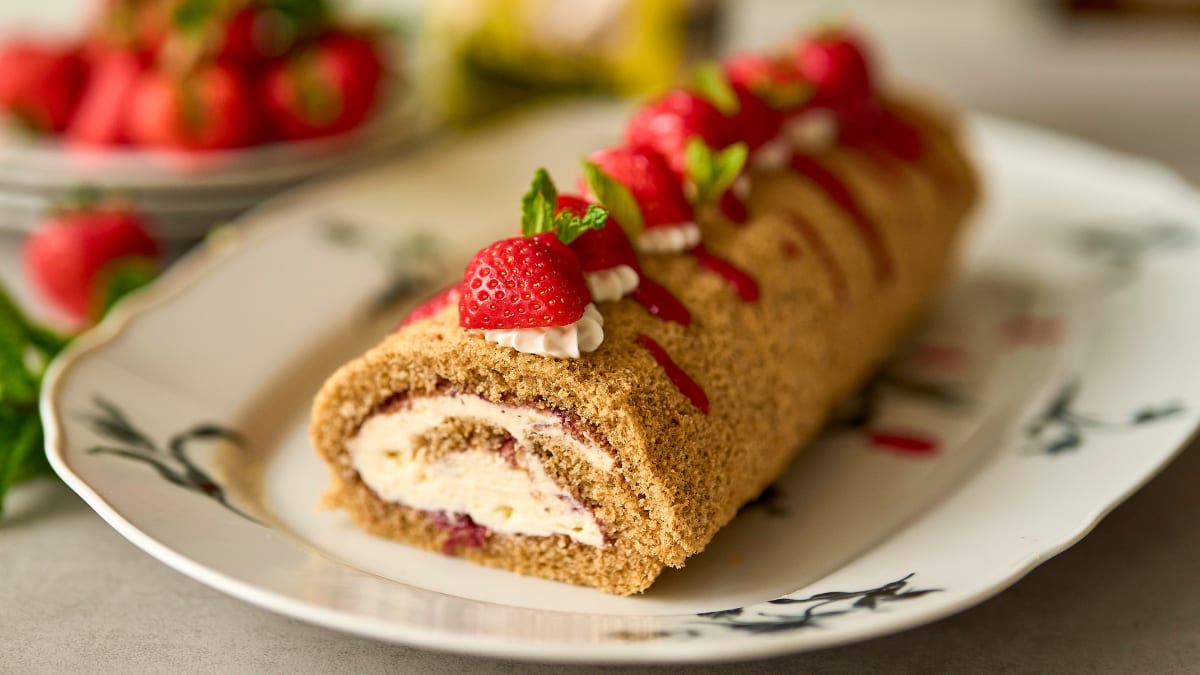 Ogu un krēma rulete ar kama miltiem