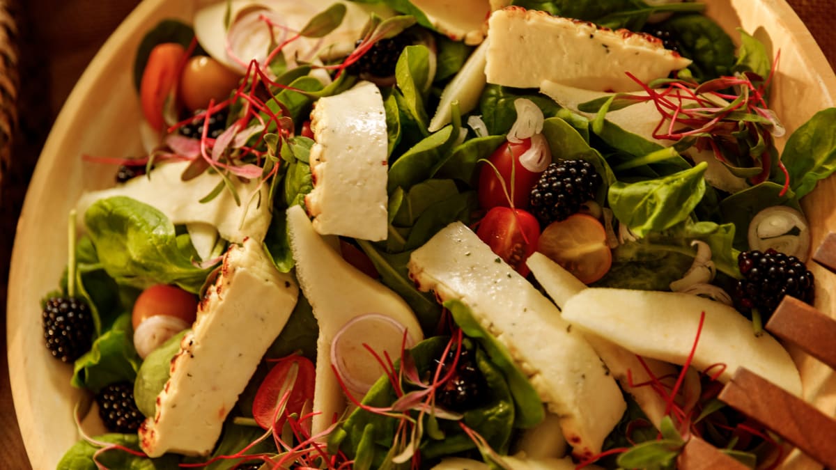 Svaigie salāti ar sieru un bumbieriem