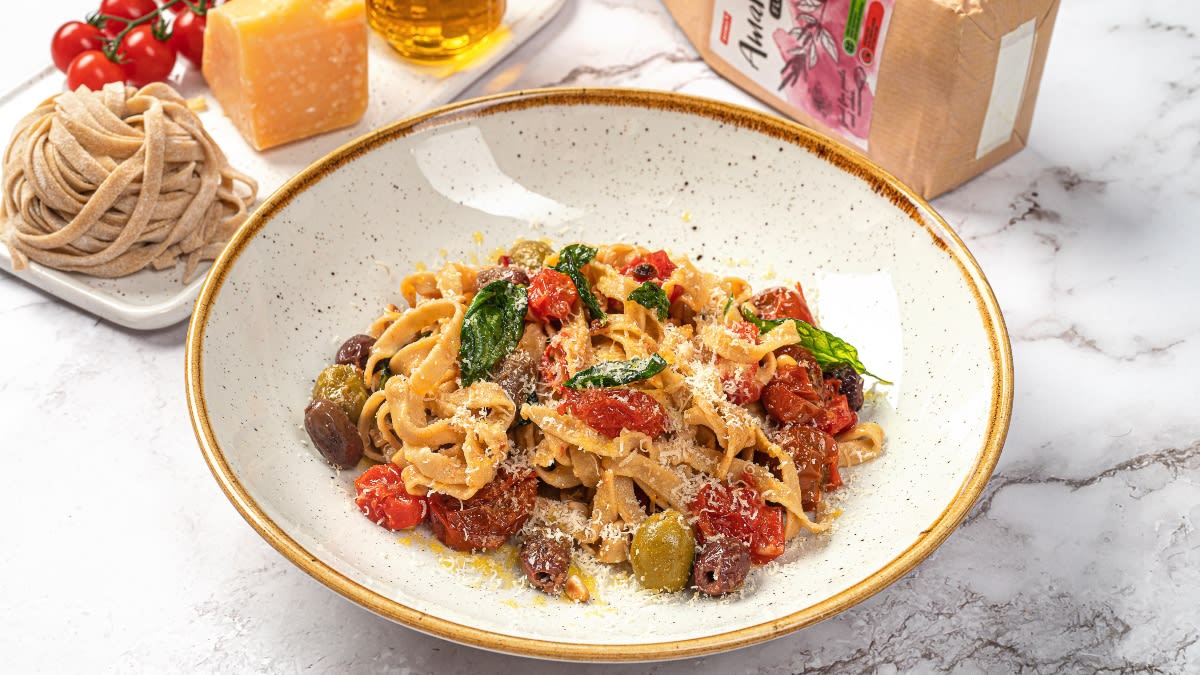 Bolivinių balandų ir burnočių itališki juostiniai makaronai su vyšniniais pomidoriukais