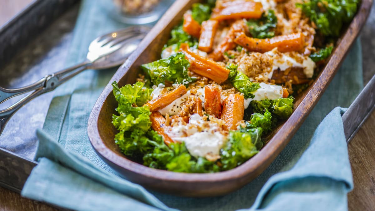 Röstitud noore porgandi ja lehtkapsa salat feta-jogurtikastmega