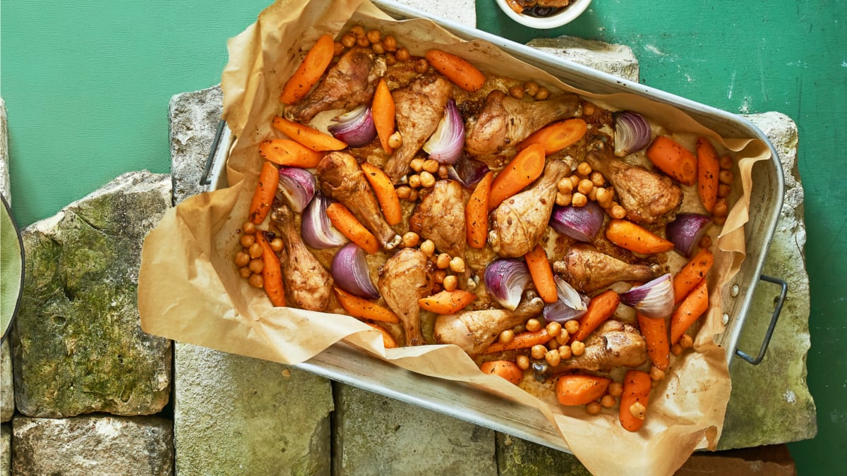 Vištienos blauzdelės su morkomis ir džiovintais vaisiais